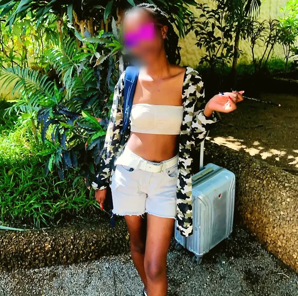 Mia, 21